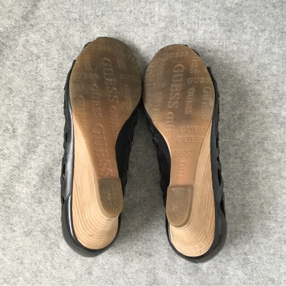 Guess Argue cutout wedge shoe with peep toe, size 5.5. - Picture 4 of 5